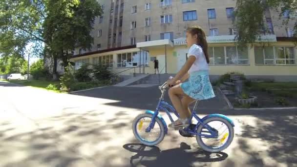 Criança Feliz Andando Bicicleta Verão Livre Perto Escola — Vídeo de Stock