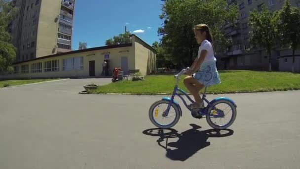 Glückliches Kind Das Sommer Freien Der Nähe Der Schule Fahrrad — Stockvideo