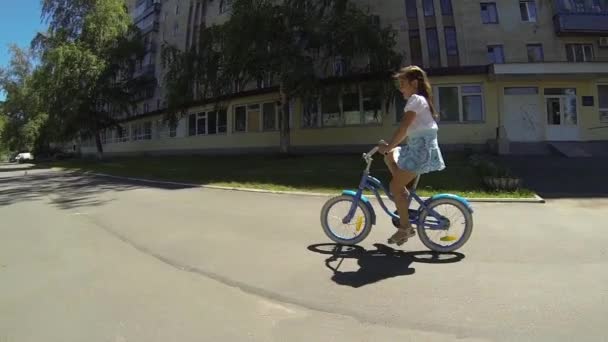 Criança Feliz Andando Bicicleta Verão Livre Perto Escola — Vídeo de Stock