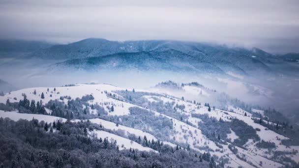 Winter Den Karpatischen Bergen Wunderschöne Sonnenuntergangslandschaft Aus Der Vogelperspektive Uhd — Stockvideo