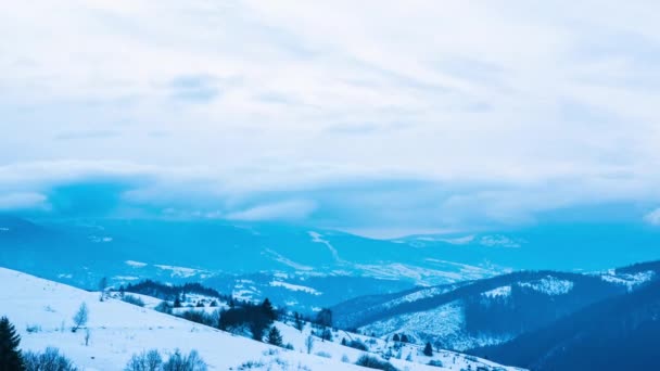 冬季在喀尔巴阡山 美丽的日落风景与鸟瞰 Uhd — 图库视频影像
