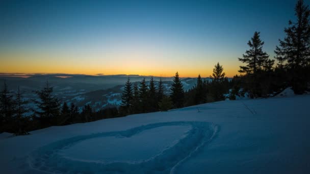 在雪地上的心 日出冬山 — 图库视频影像