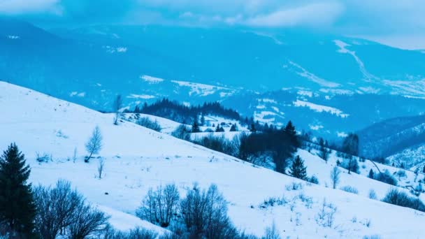 冬季在喀尔巴阡山 美丽的日落风景与鸟瞰 Uhd — 图库视频影像