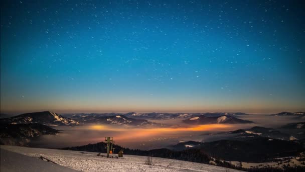 Csillagos égbolt időeltolódás a Kárpátok-hegységben, időelapszis, fényképezte a Nikon D800 kamera.
