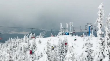 Turistli fünyeler yamaca gidip kayak merkezine geri dönüyorlar. Kış hafta sonları ve Noel tatillerinde tatil kavramı.