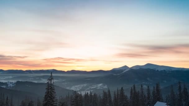 Hermosa Montaña Soleada Noche Montaña Bajo Cielo — Vídeo de stock