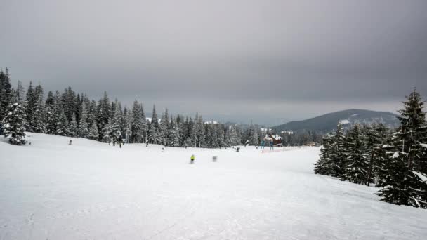 観光客とのファンカーは斜面に行き スキーリゾートに戻ります 冬の週末とクリスマス休暇の休日の概念 — ストック動画