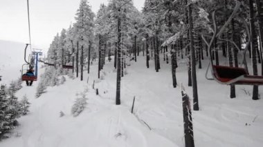 Sisli dağlarda bir kayak asansöründe
