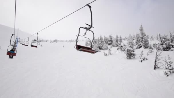 Survolez Bois Hiver Ascenseur Ciel Des Images Dans Les Montagnes — Video