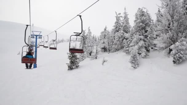 Skilift Nebligen Bergen — Stockvideo