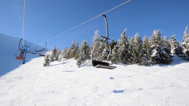Een Skilift Mistige Bergen — Stockvideo