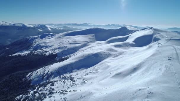 Een Betoverend Uitzicht Majestueuze Sneeuwverschuivingen Bergen Een Zonnige Wolkeloze Winterdag — Stockvideo