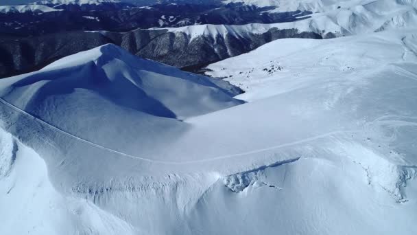 在一个阳光明媚 阴云密布的冬日里 美丽的雪堆矗立在群山中 景色迷人极了 美丽的北方自然与世界奇迹的概念 — 图库视频影像