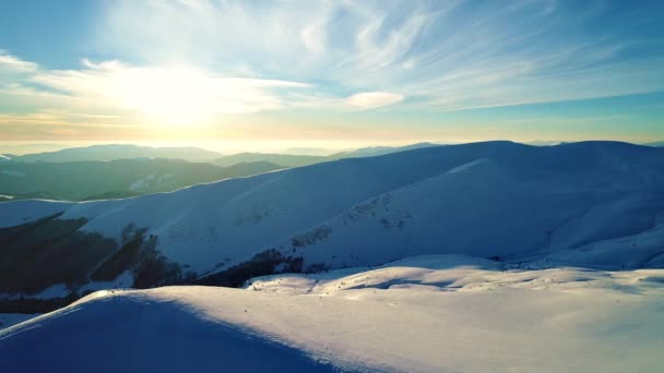 Πτήση Πάνω Από Χιονισμένα Βουνά Φωτίζεται Από Τον Απογευματινό Ήλιο — Αρχείο Βίντεο