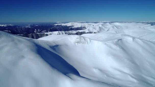 Een Betoverend Uitzicht Majestueuze Sneeuwverschuivingen Bergen Een Zonnige Wolkeloze Winterdag — Stockvideo