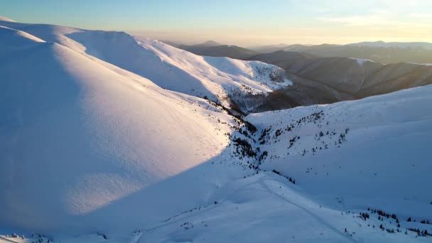 Πτήση Πάνω Από Χιονισμένα Βουνά Φωτίζεται Από Τον Απογευματινό Ήλιο — Αρχείο Βίντεο