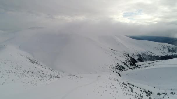 美しい山の日 曇りの冬の土地を飛ぶ — ストック動画