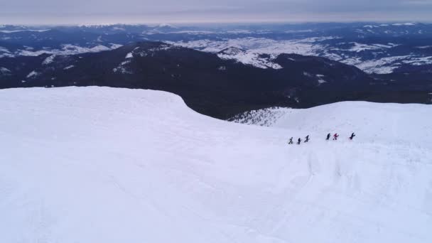 Skiërs Wintertop Drone Vliegen Carpatian Bergen — Stockvideo