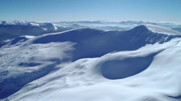 晴れた冬の日に山の中に位置する雄大な雪のドリフトのビューを切り替える 美しい北部の自然と世界の驚異の概念 — ストック動画