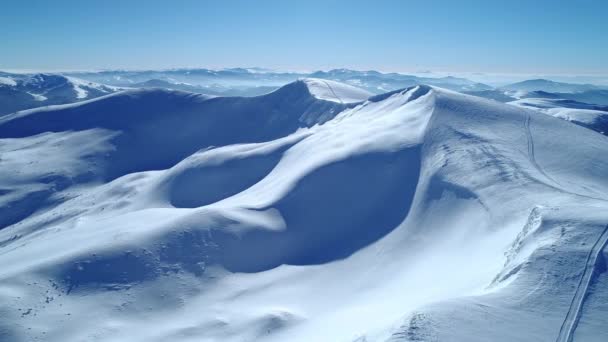Czarujący Widok Majestatyczne Zaspy Śnieżne Położone Górach Słoneczny Bezchmurny Zimowy — Wideo stockowe