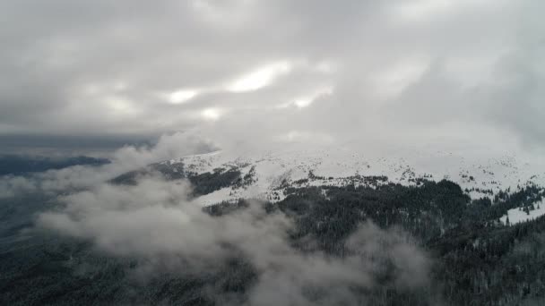 Hermoso Día Montaña Volar Sobre Tierra Nublada Invierno — Vídeo de stock