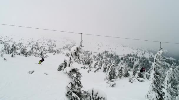 Uniculars Met Toeristen Gaan Naar Piste Terug Naar Het Skigebied — Stockvideo