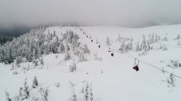 Funiculars Dengan Wisatawan Pergi Lereng Dan Kembali Ski Resort Konsep — Stok Video