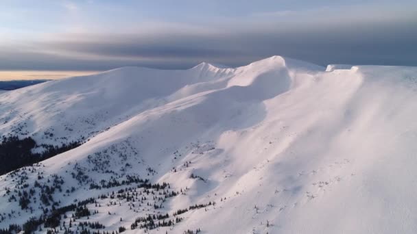 Een Betoverend Uitzicht Majestueuze Sneeuwverschuivingen Bergen Een Zonnige Wolkeloze Winterdag — Stockvideo