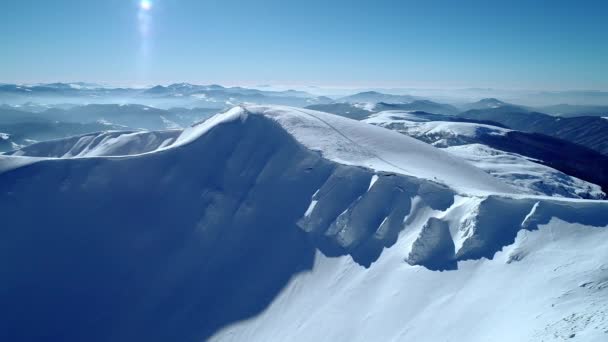 在一个阳光明媚 阴云密布的冬日里 美丽的雪堆矗立在群山中 景色迷人极了 美丽的北方自然与世界奇迹的概念 — 图库视频影像