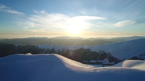 Akşam Güneşiyle Aydınlatılan Karlı Dağların Üzerinden Uçuş — Stok video
