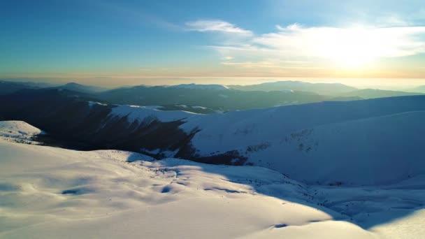 Flyg Över Snöiga Bergen Upplysta Kvällssolen — Stockvideo