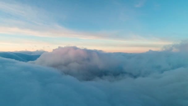 Vista Aérea Nuvens Mágicas Cúmulos Azuis Instaladas Céu Pôr Sol — Vídeo de Stock