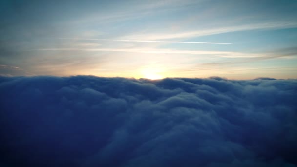 Vista Aérea Nuvens Mágicas Cúmulos Azuis Instaladas Céu Pôr Sol — Vídeo de Stock