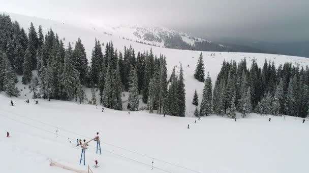 Lyžaři Zimním Lese Obloha Výtah Drone Video Karpatských Horách — Stock video