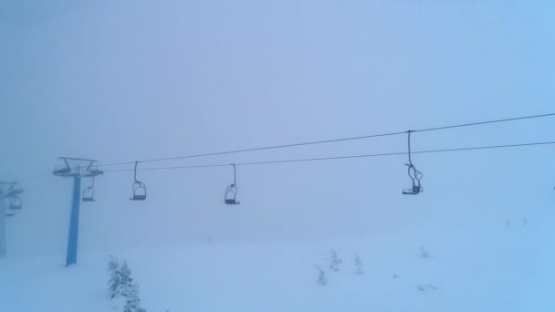 Skifahrer Winterwald Sky Lift Drohnenvideo Den Karpatischen Bergen — Stockvideo