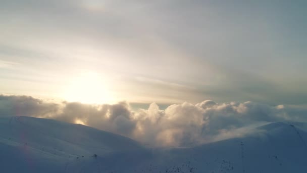 Sihirli Mavi Kümülüs Bulutları Gün Batımında Gökyüzüne Yerleşti Kış Kar — Stok video