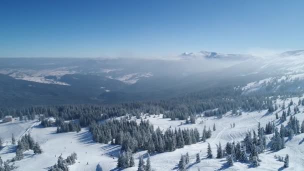 Een Betoverend Uitzicht Majestueuze Sneeuwverschuivingen Bergen Een Zonnige Wolkeloze Winterdag — Stockvideo