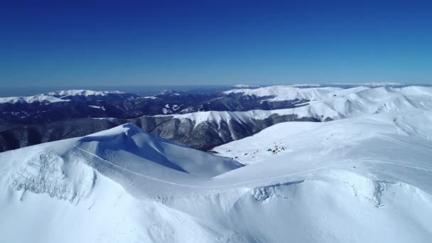 在一个阳光明媚 阴云密布的冬日里 美丽的雪堆矗立在群山中 景色迷人极了 美丽的北方自然与世界奇迹的概念 — 图库视频影像