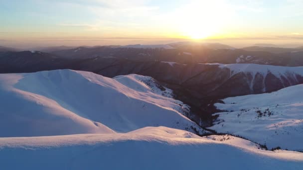 Volo Sulle Montagne Innevate Illuminate Dal Sole Della Sera — Video Stock