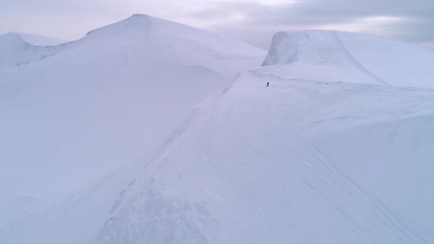 Flyg Över Snöiga Bergen Upplysta Kvällssolen — Stockvideo