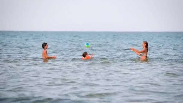 Mamma Och Dotter Har Kul Surfvågor Havet Lyckliga Stunder Med — Stockvideo