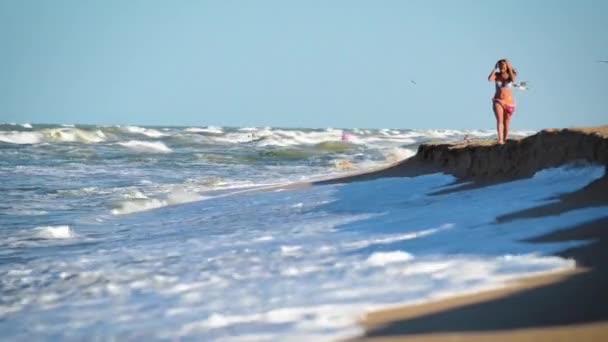 Mujer Divierten Olas Surf Mar — Vídeo de stock