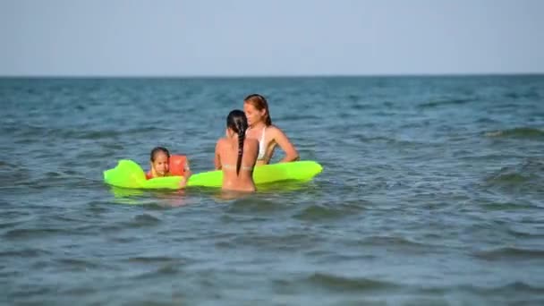 Mãe Filha Estão Divertindo Ondas Surf Mar Momentos Felizes Com — Vídeo de Stock