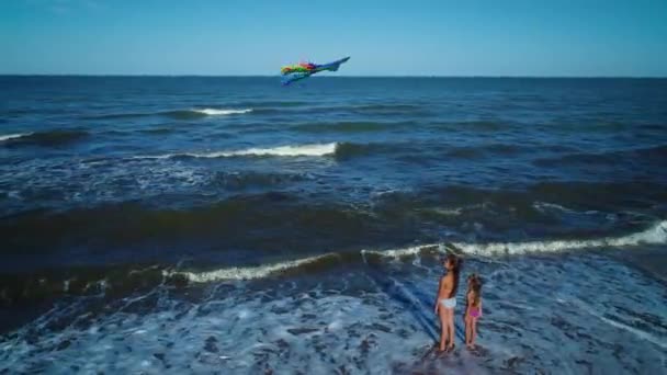 Deux Filles Jouent Avec Cerf Volant Bord Mer — Video