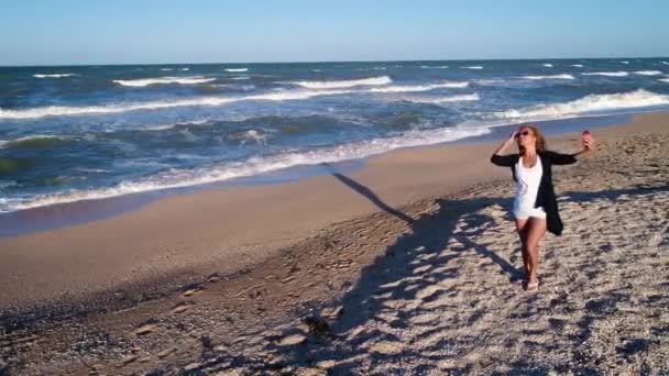 Kvinna Promenader Längs Havskusten — Stockvideo