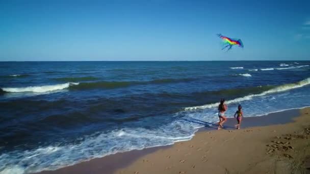 Duas Meninas Brincam Com Papagaio Junto Mar — Vídeo de Stock