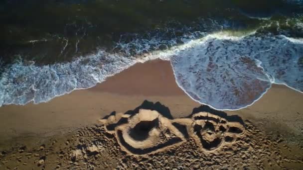 Flygfoto Vågor Sandstrand Havsvågor Den Vackra Stranden Antenn Utsikt Drönare — Stockvideo