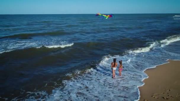Kız Deniz Kenarında Uçurtmayla Oynuyorlar — Stok video