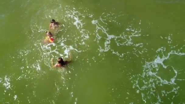 Mutter Und Tochter Amüsieren Sich Den Brandungswellen Auf Dem Meer — Stockvideo