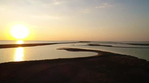 美しい湖の上の珍しい島 — ストック動画